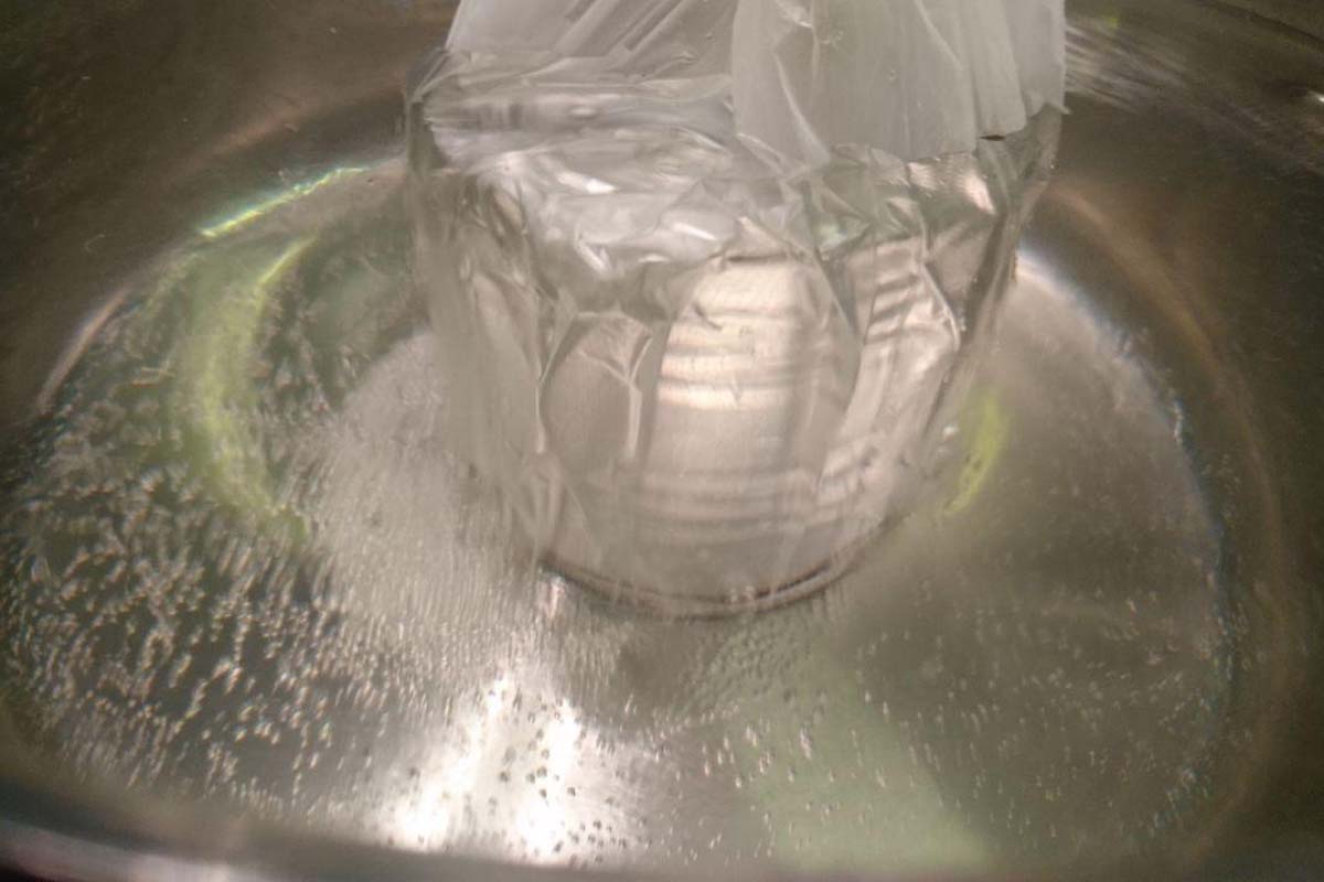 kondenzované mléko s vodou nad úrovní plechovky