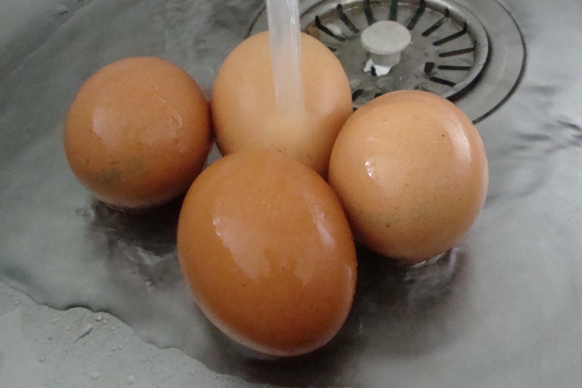 před vařením umyjte vejce