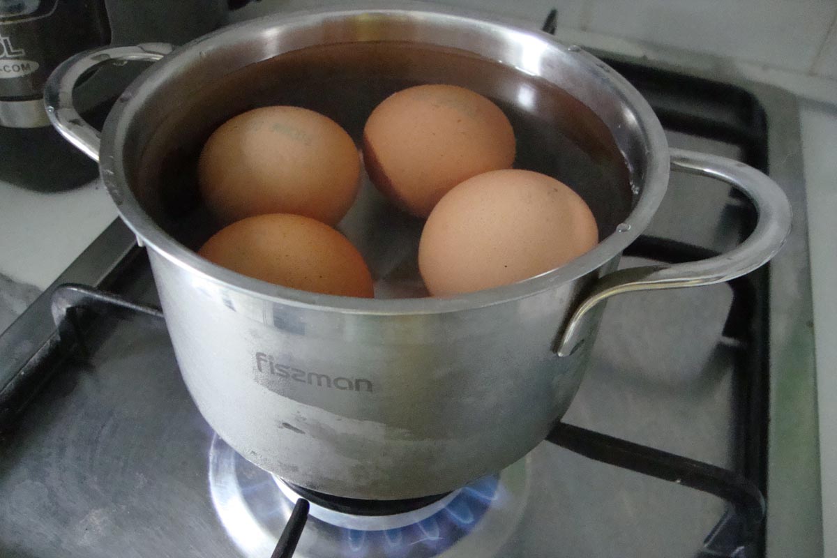 zapálit hrnec vajec