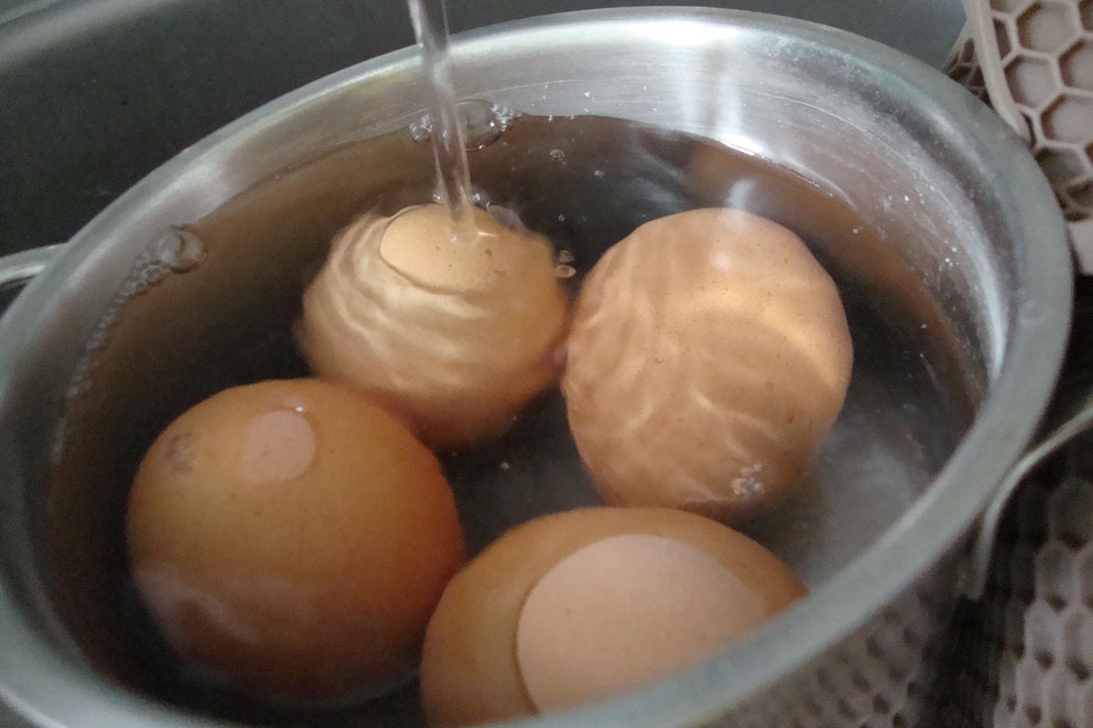refroidir les œufs durs avec de l'eau froide