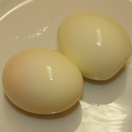 vařená vejce s houbovým salátem enoki