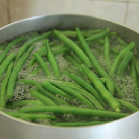 zelené fazolky se vaří v pánvi