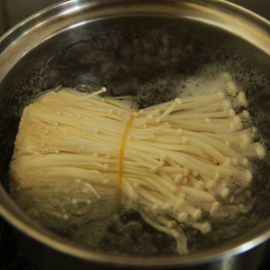 foto van kokende enoki