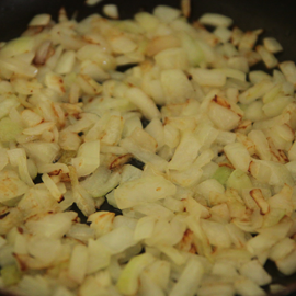 cibule se smaží na salát