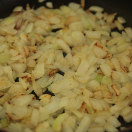 uien worden gebakken voor salade