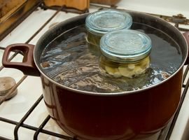 olie wordt gesteriliseerd in een pan