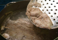 mousse dans une casserole avec du boeuf