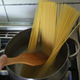 hoe spaghetti te koken - duw spaghetti met een spatel