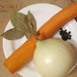 légumes et épices pour faire bouillir la langue