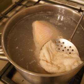 schuim uit bouillon verwijderen