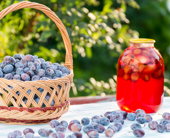 prunes fraîches et une boîte de compote