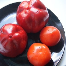 nakrájená rajčata a papriky