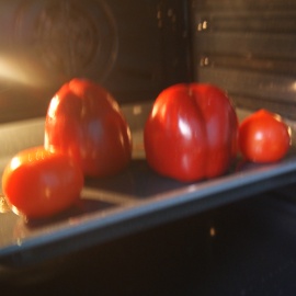 papriky a rajčata se pečou