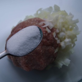 viande hachée au sel pour les boulettes