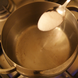 pridajte soľ a korenie do vody (na pol litra vody - 1 lyžička)