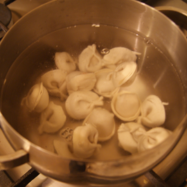 mettre les boulettes dans l'eau bouillante