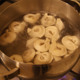 remuer les boulettes pour qu'elles ne collent pas au fond de la casserole