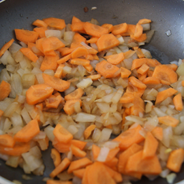 Faire frire des oignons et des carottes