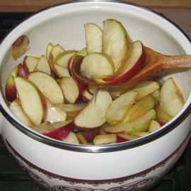 míchejte jablka při vaření