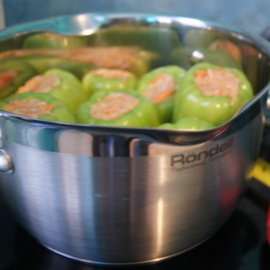 paprika wordt gekookt in een pan