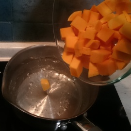 mettre la citrouille dans l'eau bouillante