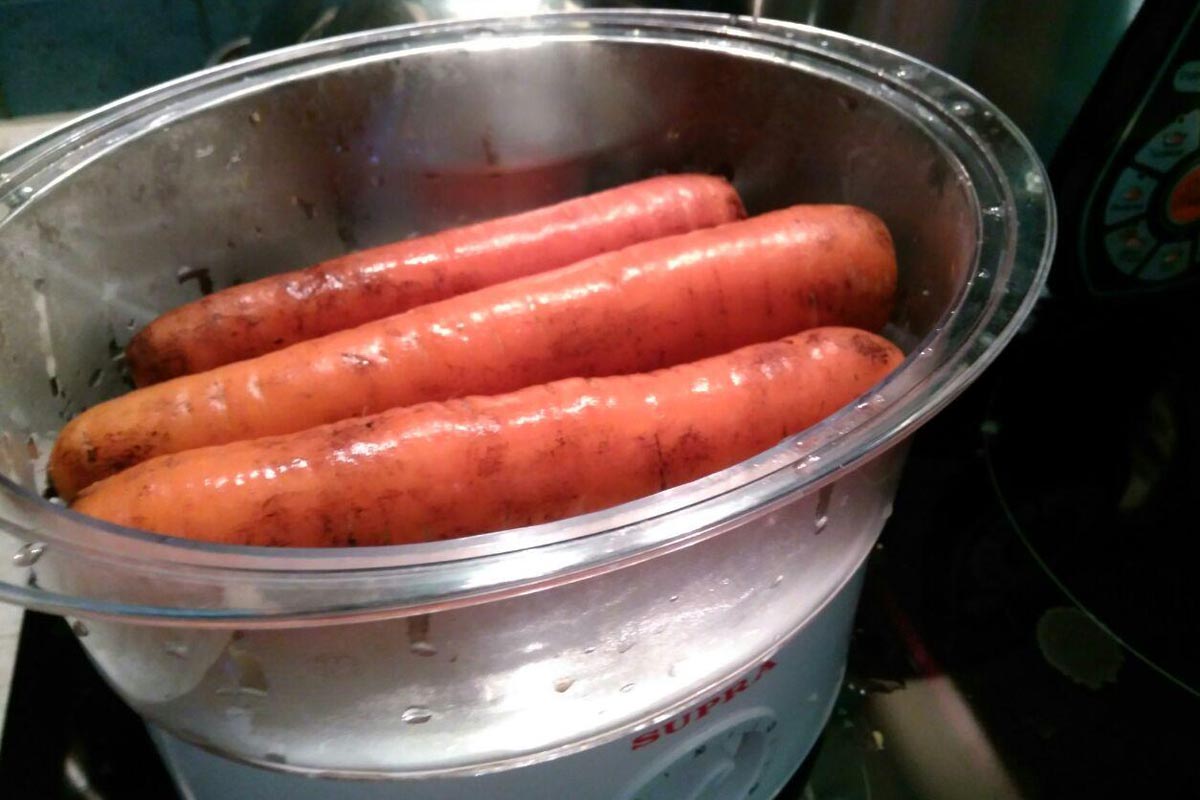 carottes crues immergées dans un bain-marie