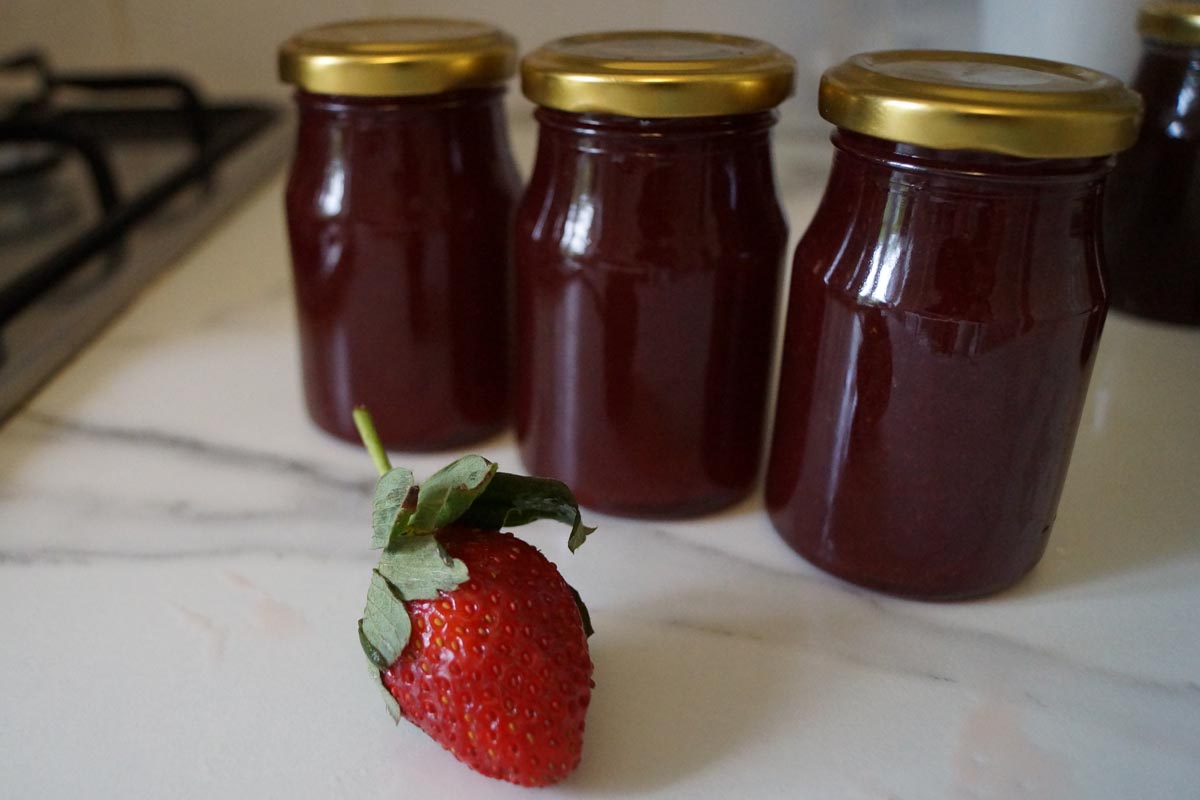 confiture de fraises prête à l'emploi en pots